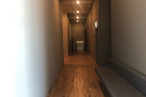 천안 미팅룸 인테리어: 안정감 넘치는 그레이 패턴으로 최적화된 행사 공간 만나다!