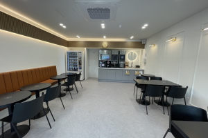 무인카페 인테리어의 새로운 바람: 우드톤과 버번색상이 만들어내는 특별한 공간