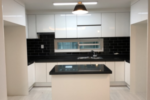 수원 영통구 빌라 인테리어: 블랙&화이트의 세련미와 경질우레탄 폼으로 완성하는 따뜻한 공간