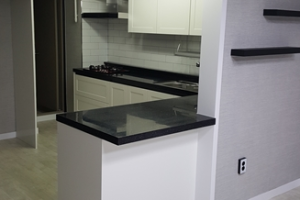 수원 아파트 주방 리모델링: 블랙 & 화이트의 완벽한 조화로 새롭게 탄생한 공간