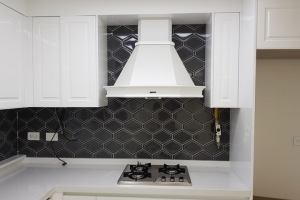 세련미의 극치: 수원 영통구 현대아파트 주방 인테리어, 화이트 도장과 블랙 마름모 타일의 조화