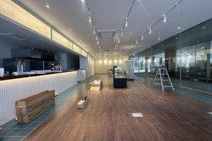 따뜻함과 자연을 담은 공간: 베이지 우드톤으로 완성한 매력적인 베이커리 인테리어