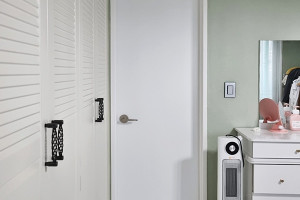 동탄 노작공원 상가주택 3층, 스타일과 내구성으로 완성한 도어 & 문틀 리뉴얼 사례!