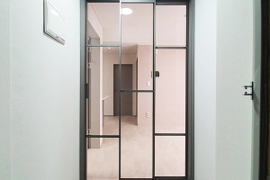 광명 리버빌을 빛내는 3연동 슬림 문틀 도어 설치: 시공사례와 팁