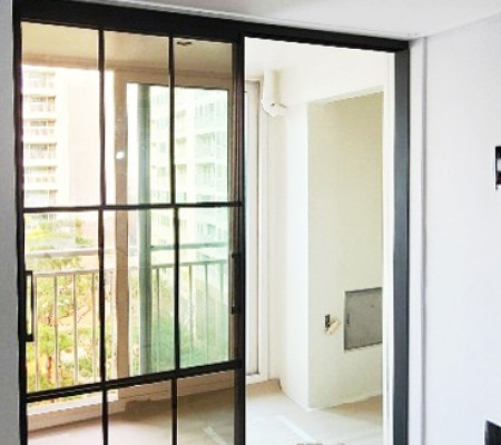 수원 우만동 40평대 아파트, 고급 슬라이딩 도어로 완성하는 세련된 서비스룸 인테리어