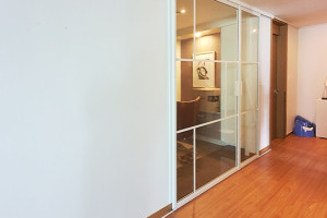 모던한 중문 인테리어의 결정판: 화이트프레임 슬라이딩도어로 완성된 리버젠 아파트