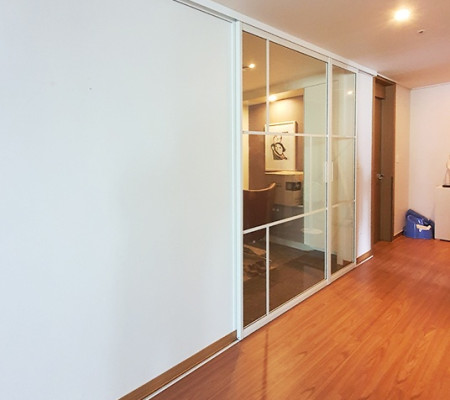 모던한 중문 인테리어의 결정판: 화이트프레임 슬라이딩도어로 완성된 리버젠 아파트