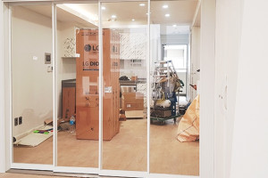 세련미UP! 금호리첸리아 아파트의 초슬림 4연동 중문으로 완성한 스타일리시 거실 인테리어