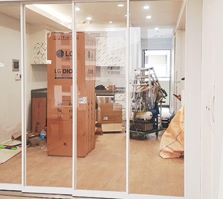 세련미UP! 금호리첸리아 아파트의 초슬림 4연동 중문으로 완성한 스타일리시 거실 인테리어