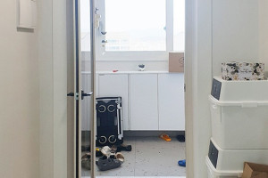 양방향 스윙도어로 완성하는 거실 & 현관의 매력적인 인테리어: 용인 녹원마을 시공 후기