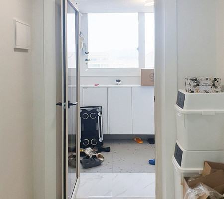 양방향 스윙도어로 완성하는 거실 & 현관의 매력적인 인테리어: 용인 녹원마을 시공 후기