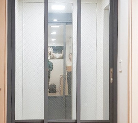 위례신도시 센트럴 자이의 변신: 슬림 3연동 중문으로 완성한 세련된 현관인테리어 후기