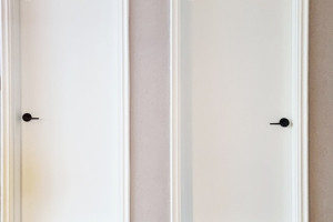 수원 중문 도어 리모델링의 혁신, 깔끔한 화이트 필름으로 새집처럼!