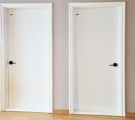 수원 중문 도어 리모델링의 혁신, 깔끔한 화이트 필름으로 새집처럼!