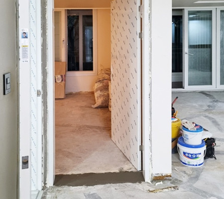 방음과 세련미를 갖춘 반송동 신축빌라 도어 시공, 완벽한 공간을 만들다!