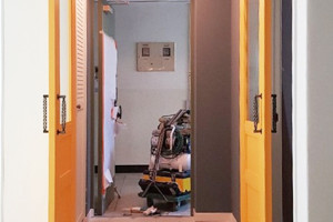 서울 중문 인테리어: 모루세로유리와 블랙봉 손잡이로 완벽히 꾸민 세련된 현관 도어