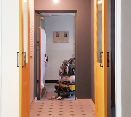 서울 중문 인테리어: 모루세로유리와 블랙봉 손잡이로 완벽히 꾸민 세련된 현관 도어