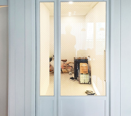 의정부시 모던 아파트 인테리어: 초슬림 스윙도어로 완성한 세련된 현관중문 후기