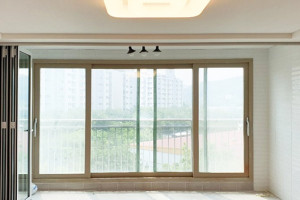 모던한 한 공간, 안양 두산위브 거실 폴딩도어 시공 후기: 화이트 프레임으로 완성한 시원한 투명한 아름다움