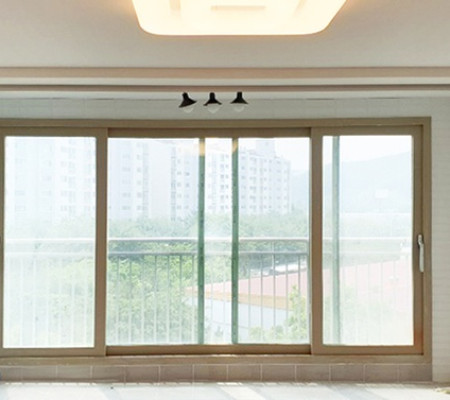 모던한 한 공간, 안양 두산위브 거실 폴딩도어 시공 후기: 화이트 프레임으로 완성한 시원한 투명한 아름다움