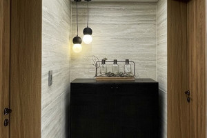 모던 무늬목 도어로 공간미를 극대화: 벨로체 슬림 문틀 리모델링의 새로운 변신!