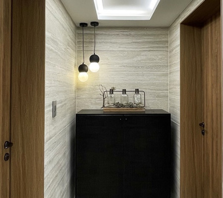 모던 무늬목 도어로 공간미를 극대화: 벨로체 슬림 문틀 리모델링의 새로운 변신!