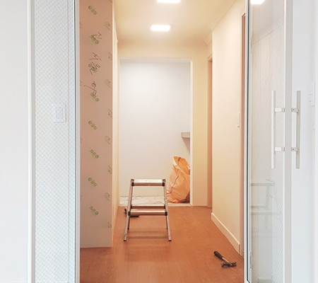 종로구 구기동 동진빌라 중문인테리어: 슬림비양개로 공간을 극대화하는 Smart Design