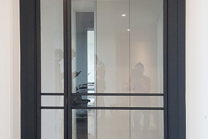 춘천 석사동 현대아파트의 독창적 슬림 비대칭 양개 중문 시공: 블랙 프레임과 투명강화유리의 조화