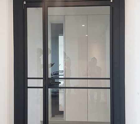 춘천 석사동 현대아파트의 독창적 슬림 비대칭 양개 중문 시공: 블랙 프레임과 투명강화유리의 조화