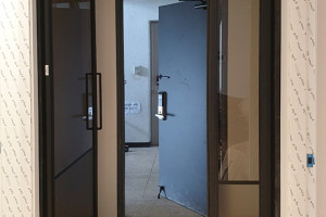 대치동 선경아파트의 세련된 변신: 슬림 비대칭 현관중문으로 공간을 예술로