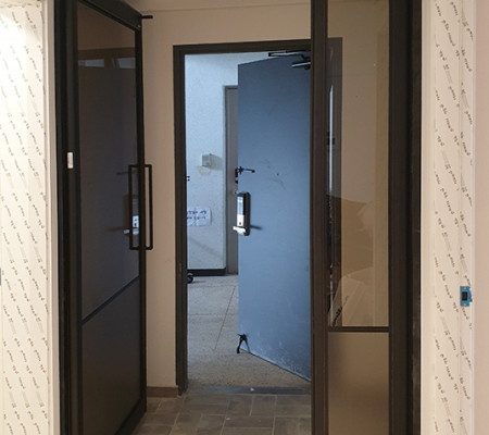 대치동 선경아파트의 세련된 변신: 슬림 비대칭 현관중문으로 공간을 예술로