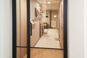 집의 첫인상을 바꿔주는 현관중문 교체: 수원 인테리어 전문가의 성공 사례로 가치를 높이세요!