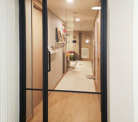 집의 첫인상을 바꿔주는 현관중문 교체: 수원 인테리어 전문가의 성공 사례로 가치를 높이세요!