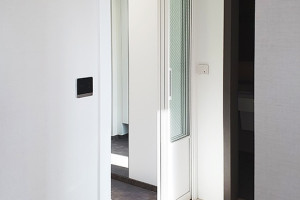 수원 권선구의 망입유리 매력: 초슬림 3연동 중문 시공으로 공간을 디자인하다