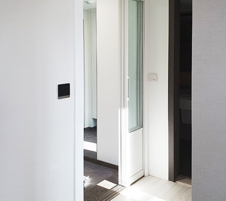 수원 권선구의 망입유리 매력: 초슬림 3연동 중문 시공으로 공간을 디자인하다