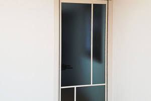 수지구 고기동 중문 시공: 양방향 스윙도어로 공간 활용 극대화!