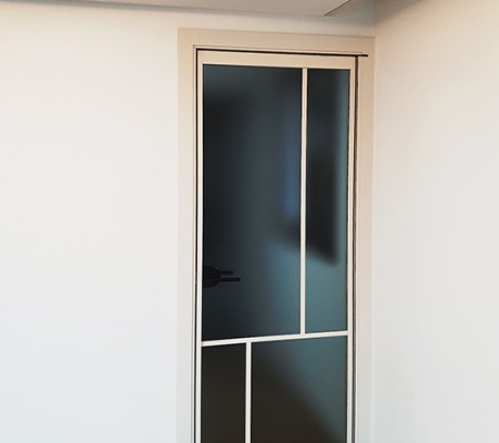 수지구 고기동 중문 시공: 양방향 스윙도어로 공간 활용 극대화!