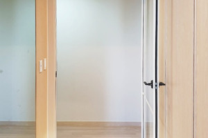 광명 푸르지오 아파트의 품격을 높이다: 양방향 스윙도어 중문시공 후기