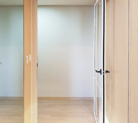 광명 푸르지오 아파트의 품격을 높이다: 양방향 스윙도어 중문시공 후기