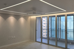 우드화이트 주방과 포쉐린 타일의 조화: 고급스러움이 살아 숨 쉬는 모던 인테리어