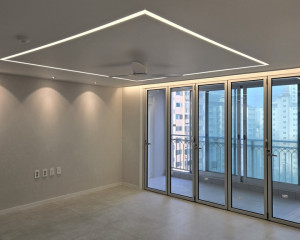 우드화이트 주방과 포쉐린 타일의 조화…