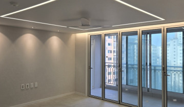 우드화이트 주방과 포쉐린 타일의 조화: 고급스러움이 살아 숨 쉬는 모던 인테리어